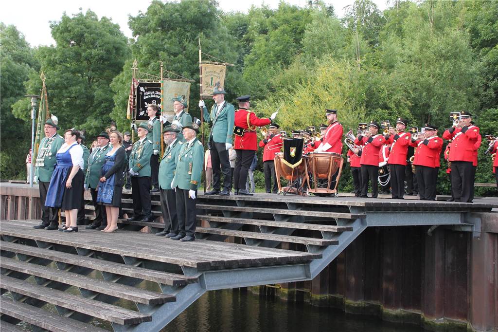 Mit dem „Großen Zapfenstreich“ am Lüner Preußenhafen, als ersten großen Programmpunkt, wurde am Freitag (14. Juni) das 37. Schützenfest in Lünen-Süd eröffnet. 