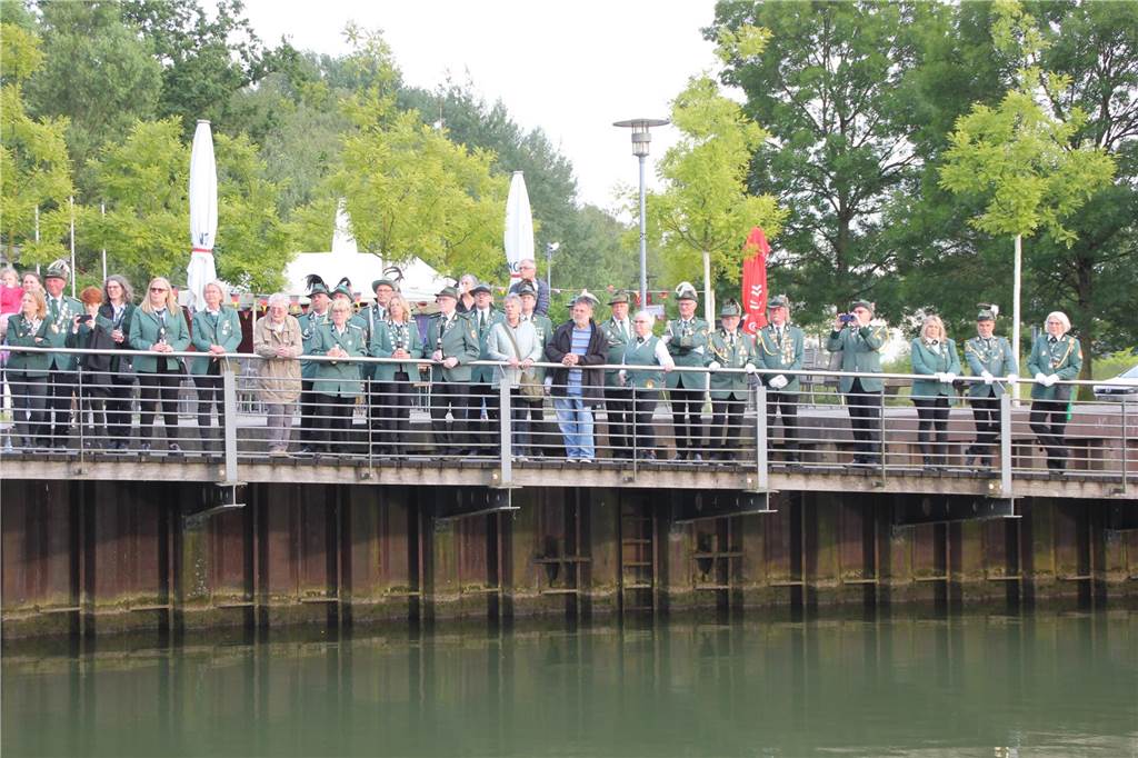 Mit dem „Großen Zapfenstreich“ am Lüner Preußenhafen, als ersten großen Programmpunkt, wurde am Freitag (14. Juni) das 37. Schützenfest in Lünen-Süd eröffnet. 
