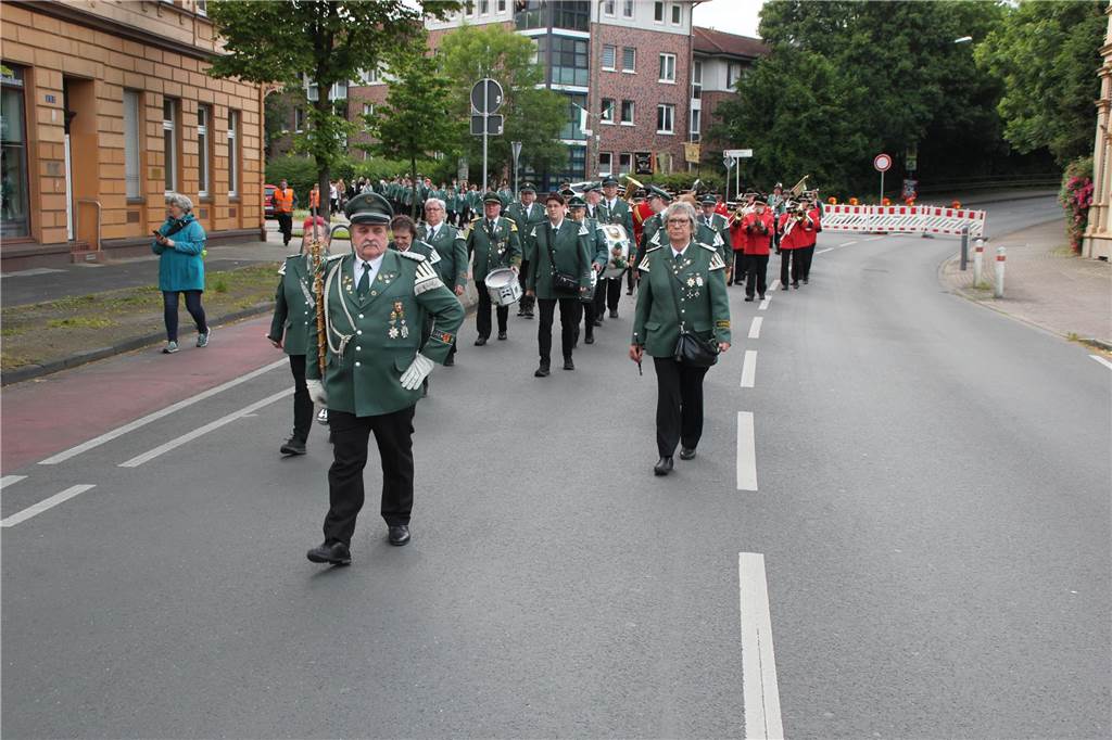 Mit dem „Großen Zapfenstreich“ am Lüner Preußenhafen, als ersten großen Programmpunkt, wurde am Freitag (14. Juni) das 37. Schützenfest in Lünen-Süd eröffnet. 