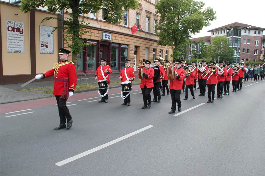 Mit dem „Großen Zapfenstreich“ am Lüner Preußenhafen, als ersten großen Programmpunkt, wurde am Freitag (14. Juni) das 37. Schützenfest in Lünen-Süd eröffnet. 