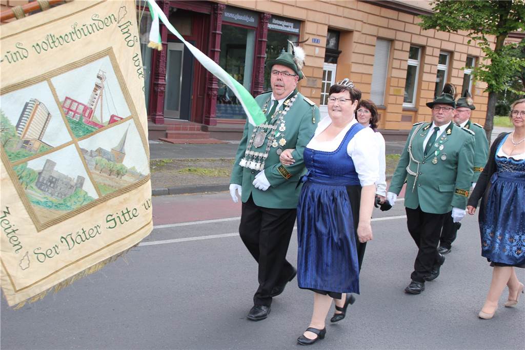 Mit dem „Großen Zapfenstreich“ am Lüner Preußenhafen, als ersten großen Programmpunkt, wurde am Freitag (14. Juni) das 37. Schützenfest in Lünen-Süd eröffnet. 
