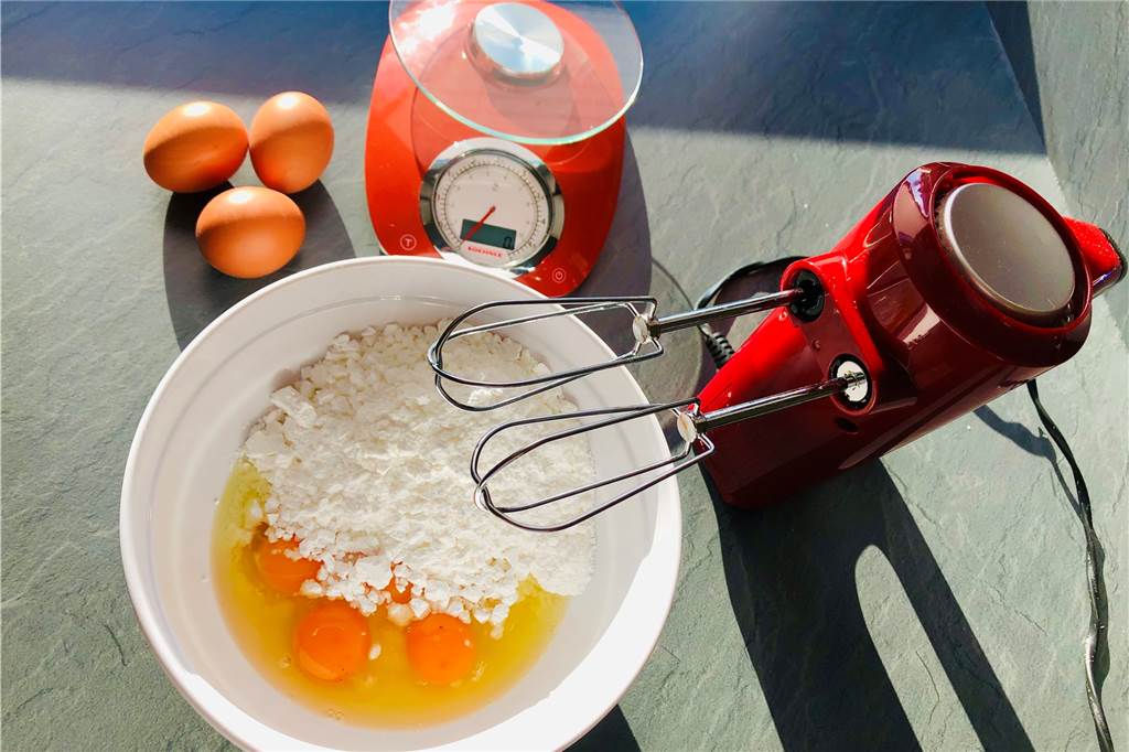 Leckere Pfirsich-Schmand-Torte zu Ostern – so einfach geht‘s Mit dem Handrührgerät werden die ersten Zutaten schaumig gerührt.