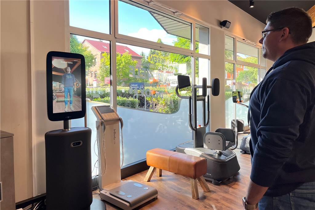 Erste Bilder: Brüder Ribnikar eröffnen Fitnessstudio mit „Wohnzimmer-Atmosphäre“ Mit dem Hilfstrainer können die Besucher und Besucherinnen ihre Maße und Körperwerte bestimmen.