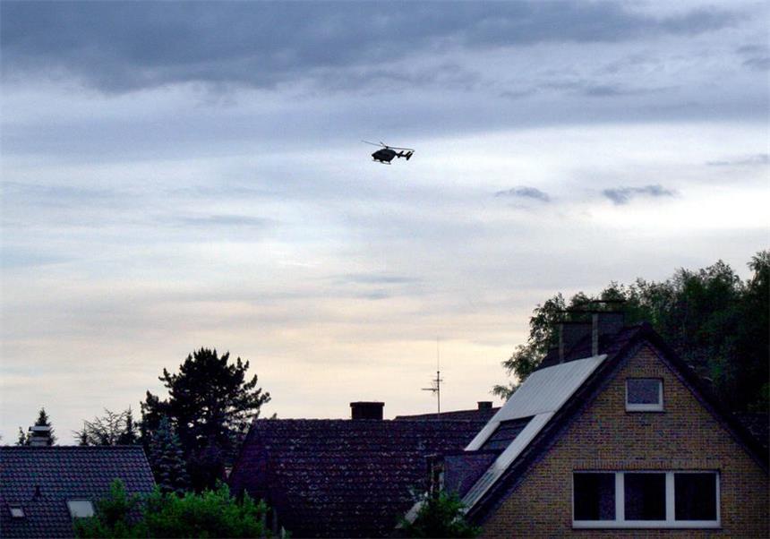 Auto überschlägt sich in Geisecke - Fahrer flüchtet Mit dem Hubschrauber suchte die Polizei am Dienstagabend in Geisecke nach dem Unfallfahrer.