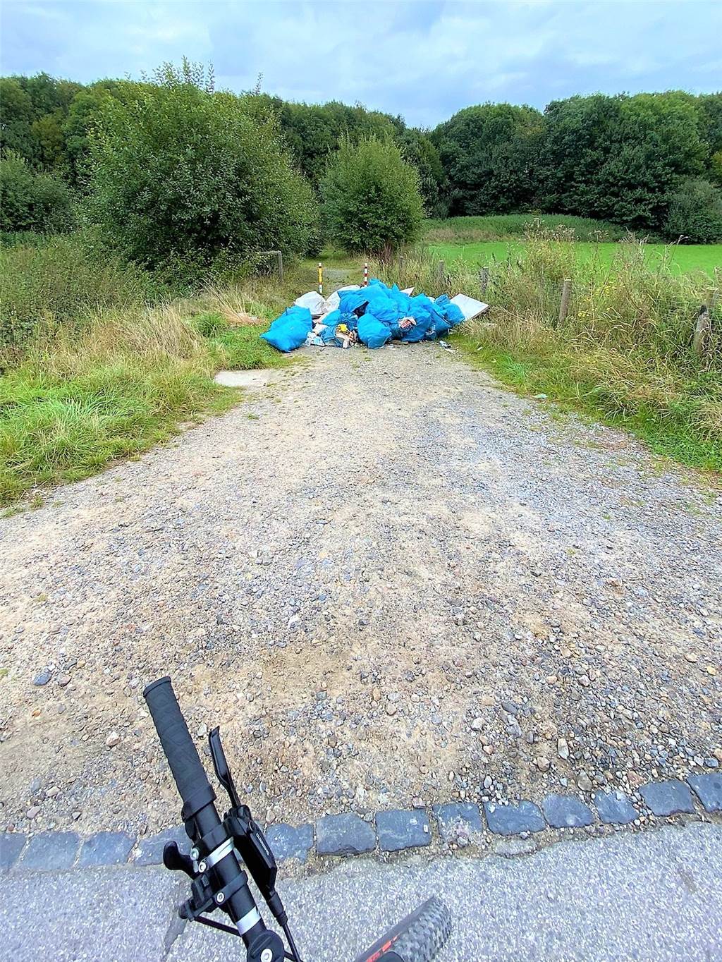 Mega-Müllberg auf dem Radweg: „So viel Dreistigkeit noch nicht erlebt“ Mit dem illegalen Müllberg wird ein Radweg blockiert.
