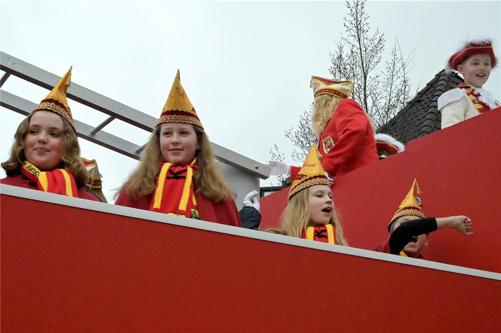 Mit dem Kinderprinzen-, Elferrats-, und Prinzenwagen sowie Musikgruppen ging es am Sonntag (19. Februar) auf kleiner Runde durch die Olfener Innenstadt. 