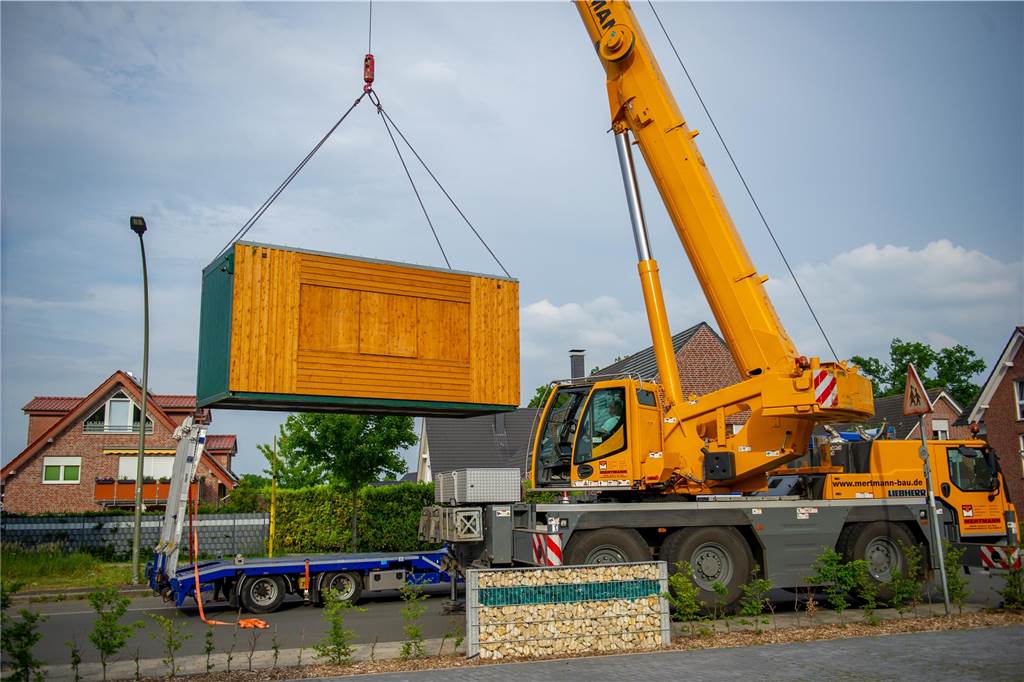 DLRG in Haltern eröffnet neues Testzentrum am Freibad Sythen Mit dem Kran wurde am Freitag (4. Juni) der Container für die Teststation abgeladen.