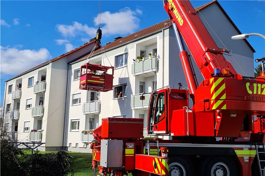 Feuerwehr muss schweren Patienten mit Kran aus Wohnung holen Mit dem Kran wurde der Patient aus seiner Wohnung geholt.
