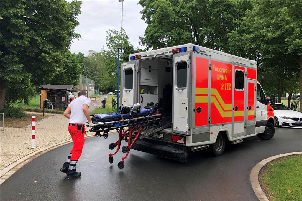 Verspäteter Anpfiff in Holzwickede: Polizei und Krankenwagen rücken nach Kopfverletzung an Mit dem Krankenwagen wurde der FCO-Keeper ins Krankenhaus gebracht.