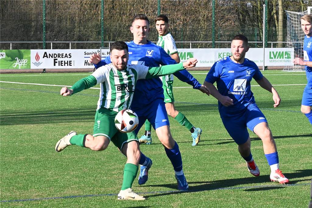 Deniz Dana schirmt einen Ball gegen Lukas Krolik und Lucas Lasch ab