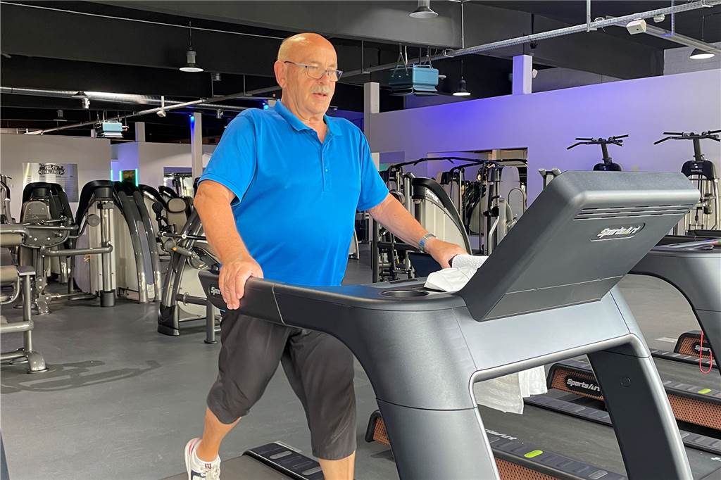 Fit auch im Alter - Josef Quante geht mit fast 80 Jahren jeden Tag ins Fitnessstudio Mit dem Laufband beginnt Josef Quante seine Trainingseinheiten.
