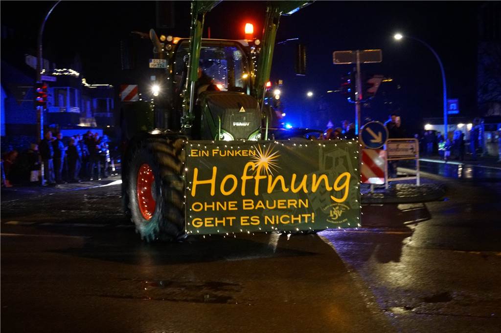 Lichterfahrt: Landwirte wollen Lächeln auf die Lippen zaubern Mit dem Leitspruch „Ein Funken Hoffnung" möchten die Landwirte auf ihre Arbeit aufmerksam machen und dafür appellieren, regional zu kaufen.