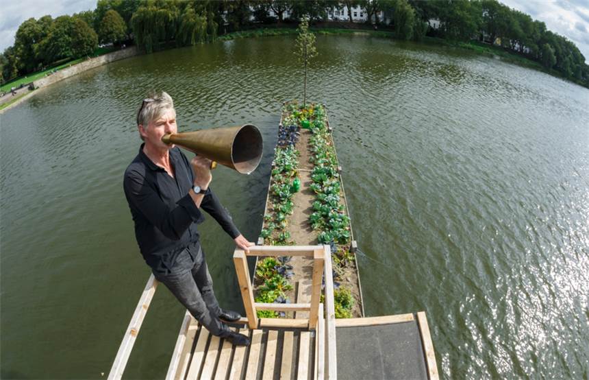 Weppelmann ist auf den Aasee gezogen Mit dem Megafon lässt er seine Texte über das Wasser schallen.