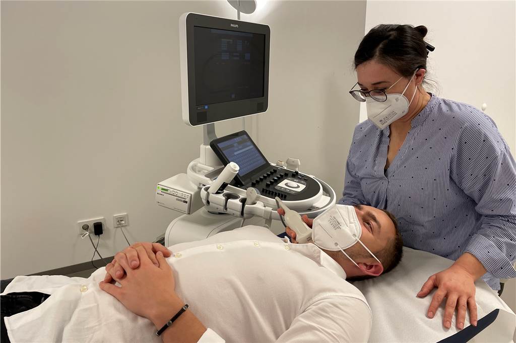 Mit dem modernen Ultraschallgerät kann Dr. Atanes unter anderem Gefäße untersuchen.