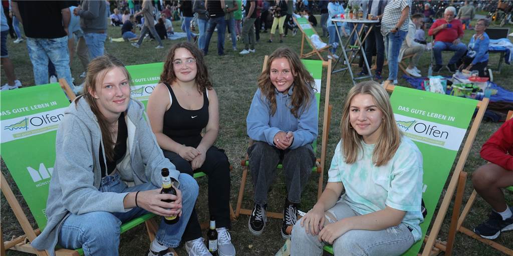Finale bei den Summer Specials: Viele Fotos vom DJ-Picknick in Olfen Vier junge Frauen sitzen beim DJ-Picknick in Olfen auf Sonnenstühlen.