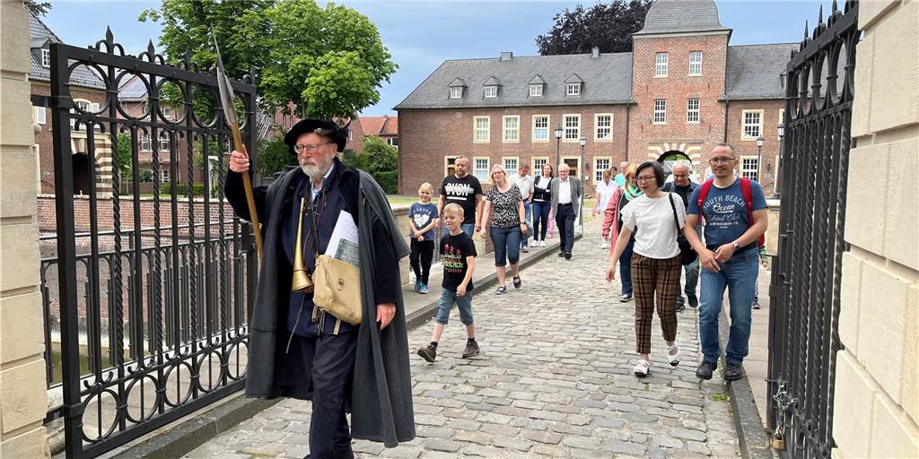 „Fest, einfach, stark und schlicht“ – Bunter Tag am Ahauser Schloss Mit dem Nachtwächter durch das Schloss: Diese Chance bot sich für Besucher am Schlösser- und Burgentag in Ahaus.