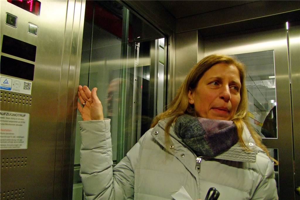 Neuer Gleis-Zugang im Hauptbahnhof eröffnet – Amtsleiterin blieb bei Probefahrt im Aufzug stecken Mit dem neuen Fahrstuhl kennt sich Sylvia Uehlendahl schon ganz gut aus.