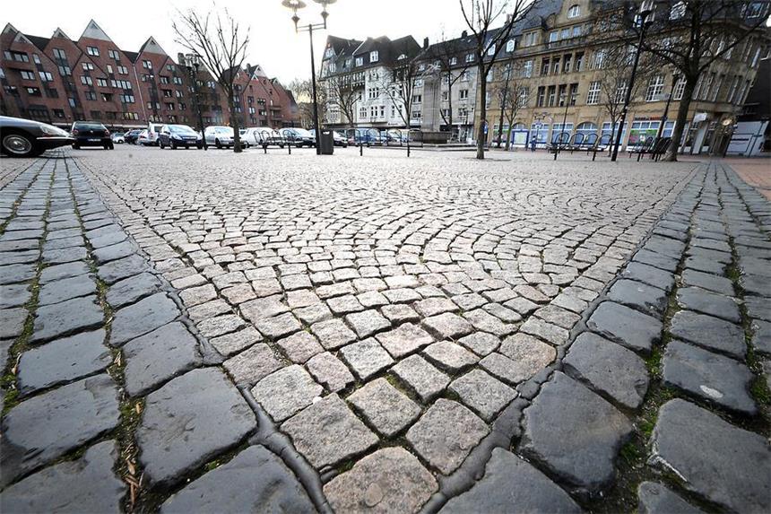 Strukturasphalt für den Marktplatz ist gestorben Mit dem neuen Marktplatzpflaster scheint es endlich wieder voran zu gehen.