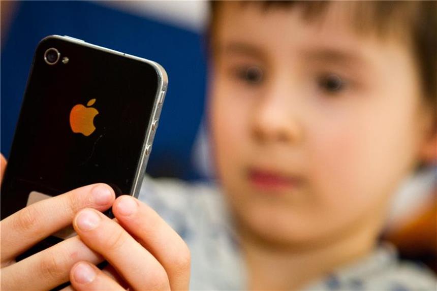 Apple tritt Smartphone-Sucht entgegen Mit dem neuen Mobil-Betriebssystem iOS 12 unterbindet Apple, dass das iPhone ständig auf sich aufmerksam macht. Gerade junge Nutzer sollen mit der Funktion ihre Bildschirmzeit begrenzen. Foto: Ole Spata
