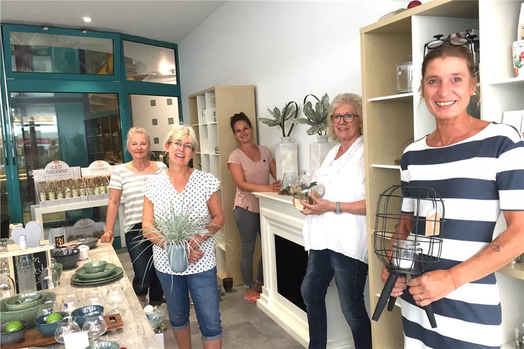Leerstand in der Küsterpassage ist nach sieben Jahren beendet Mit dem nötigen Abstand in Corona-Zeiten und doch gemeinsam bei der Sache: Ingrid Timmermann (2.v.r.) und ihr Team hatte im Vorfeld der Neueröffnung noch alle Hände voll zu tun.