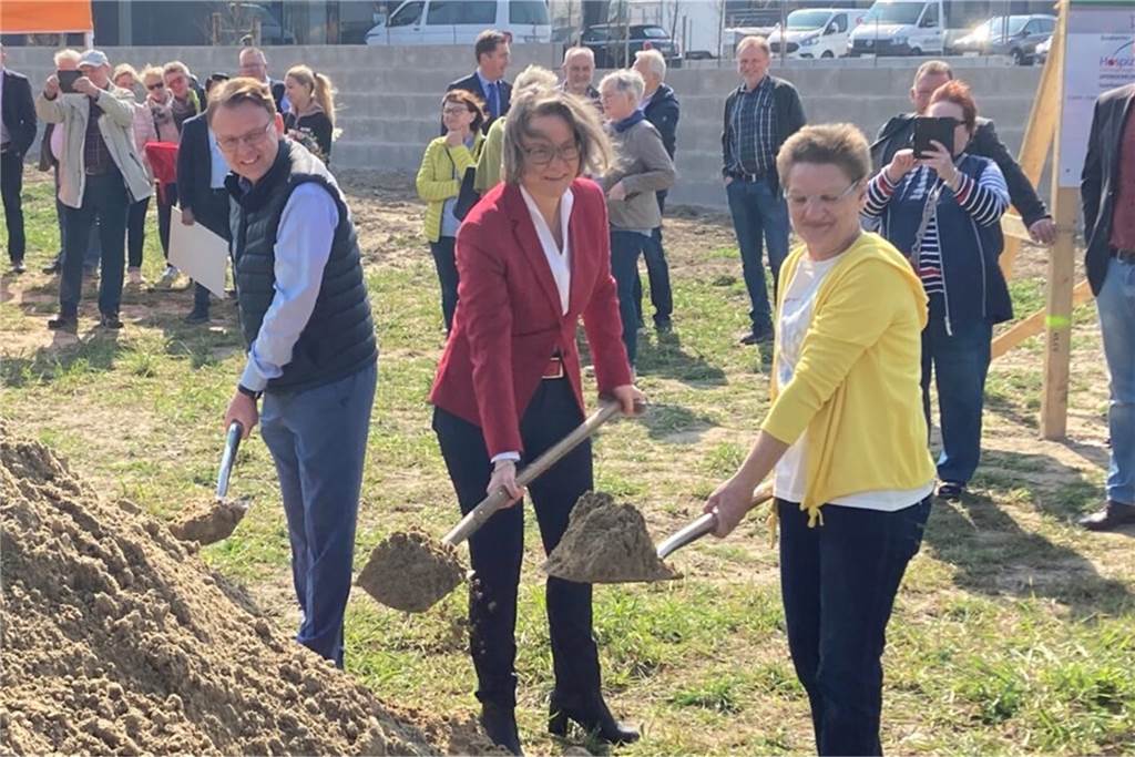 Spenden für Borker Hospiz: Trianel-Gelände verwandelt sich in Tuning-Areal Mit dem offiziellen Spatenstich wurde die Baustelle des neuen Selmer Hospiz eröffnet. Ministerin Scharrenbach und Bürgermeister Orlowski legten im März Hand mit an.