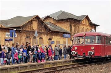 Mit dem Oldtimer-Schienenbus soll es stündlich Richtung Kanalhafen gehen.