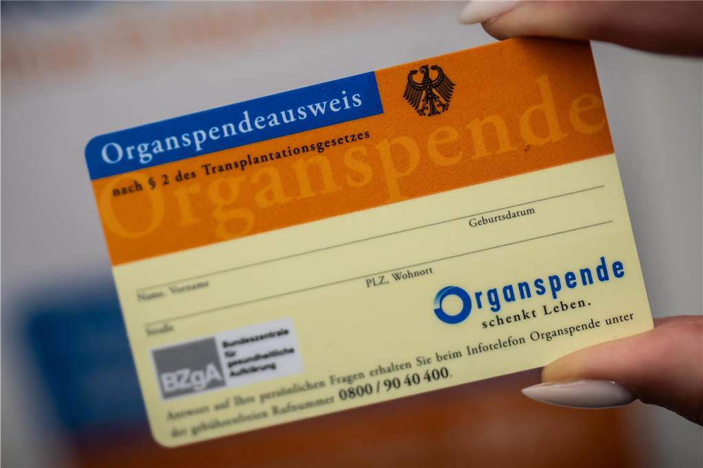 Jan Steffen aus Lünen trägt Organspendeausweis unter der Haut: Mit dem Organspendeausweis können Menschen festlegen, ob und welche Organe und Gewebe sie nach ihrem Tod spenden möchten. Ohne eine aktive Zustimmung kann in Deutschland niemandem seine Organe entnommen werden.