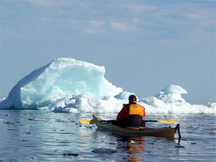 Warum Urlauber das Abenteuer suchen Mit dem Paddelboot zwischen den Eisbergen: Einige suchen im Urlaub das besondere Erlebnis. Foto: Verena Wolff/dpa-tmn