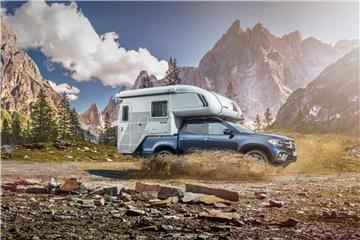 Mit dem Pick-up und Wohnkabine ins Gelände: Mercedes X-Klasse mit Absetzkabine von Tischer. Foto: Daimler AG/dpa-tmn