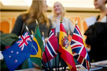 Mit dem Projekt „Ausbildung Weltweit“ können Azubis für einige Wochen oder Monate ins Ausland gehen. Foto: Franziska Gabbert/dpa-tmn