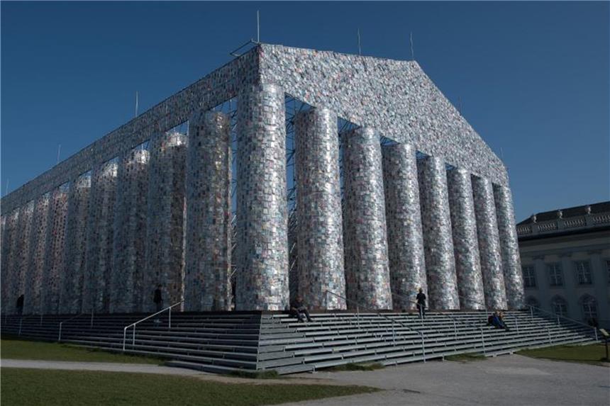 documenta-Parthenon: Künstlerin hängt letztes Buch auf Mit dem Roman „Primavera Romana“ von Tennessee Williams hat Marta Minujín ihr documenta-Kunstwerk „The Parthenon of Books“ abgeschlossen. Foto: Swen Pförtner