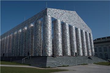 Mit dem Roman „Primavera Romana“ von Tennessee Williams hat Marta Minujín ihr documenta-Kunstwerk „The Parthenon of Books“ abgeschlossen. Foto: Swen Pförtner