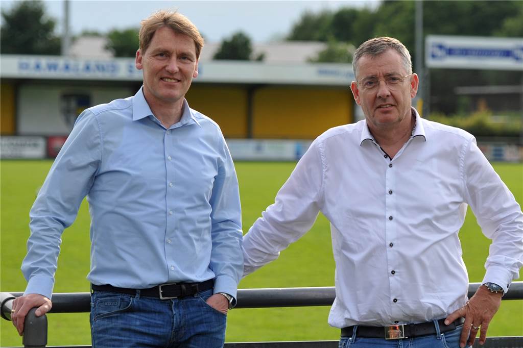 Mit Euphorie und Eigengewächsen: SpVgg Vreden mischt die Oberliga auf Mit dem Saisonstart bestens zufrieden: Christian Bengfort (2. Vorsitzender) und Klubchef Christoph Kondring (r.).