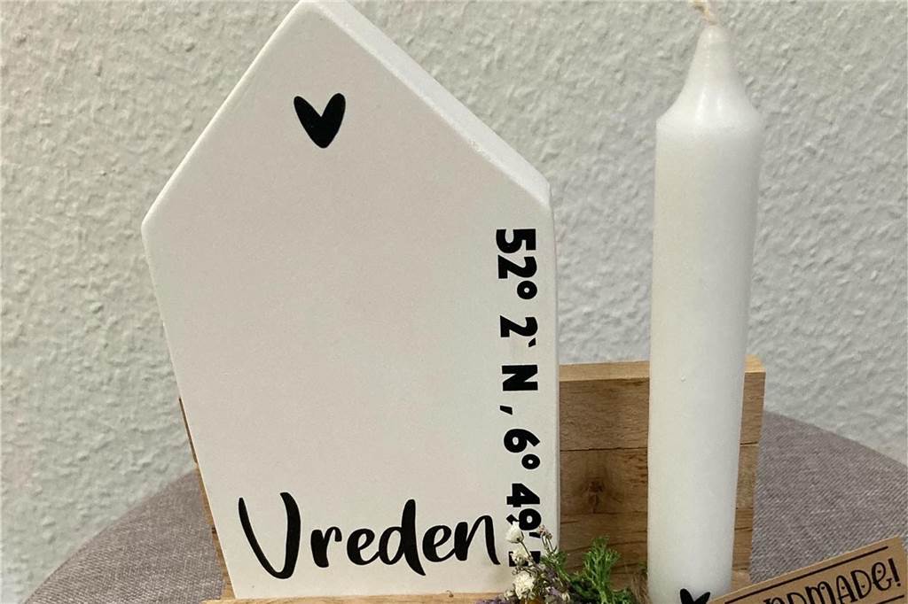 Mit dem Schneidegerät kann Rita Dünne die unterschiedlichsten Motive schneiden – auch die Koordinaten von Vreden.
