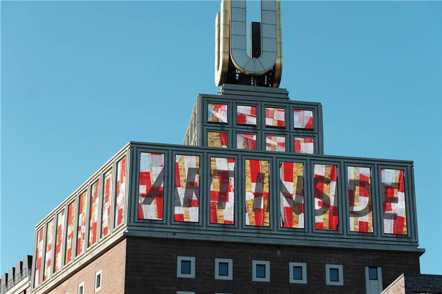 Corona-Lockdown für die Kultur: Dortmunder U-Turm setzt erneut Zeichen Mit dem Schriftzug "Art inside" machen die "Fliegenden Bilder" am U-Turm auf den Kultur-Lockdown aufmerksam.