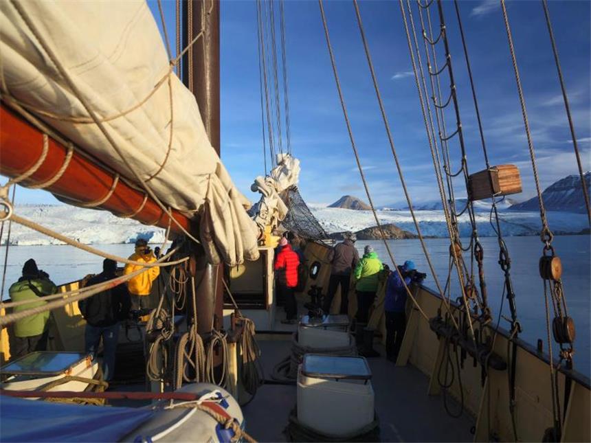 Warum Urlauber das Abenteuer suchen Mit dem Segelboot in abgelegene Ecken der Erde: Wer schon fast die ganze Welt gesehen hat, sucht häufig das besondere Abenteuer. Foto: Jörg Ehrlich/Diamir Erlebnisreisen GmbH/dpa-tmn