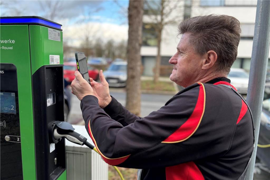 Mit dem Smartphone scannt er die App ein. Dann tankt Lothar Degner. Zwischendurch akzeptiert er jedes Mal Nutzungsbedingungen. Die haben sich aber im Januar 2025 aus Versehen verändert.