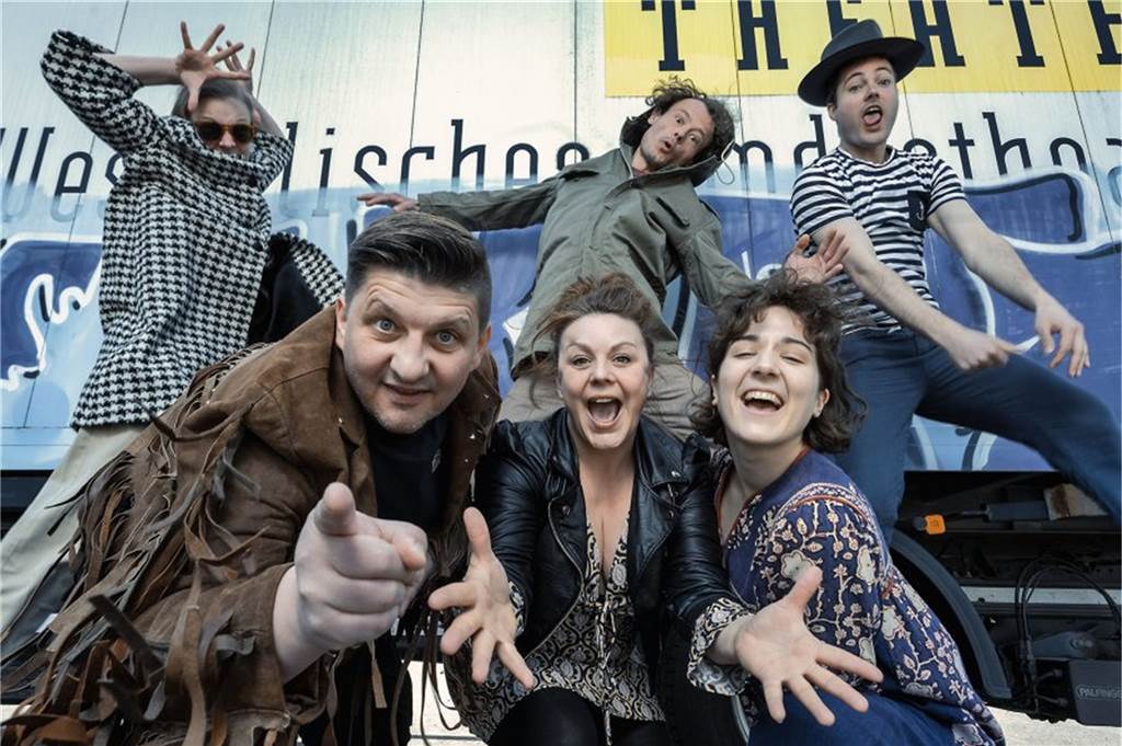WLT stellt seine Bühne raus ins Parkbad Süd und feiert mit dem Elektrolurch Mit dem Sonderzug durch deutsche Rockgeschichte: Vorne v.l. Mario Thomanek, Tankred Schleinschock, Tobias Schwieger, hiten v.l. Jessica Kessler, Mike Kühne Thyra Uhde und Simone Schuster.