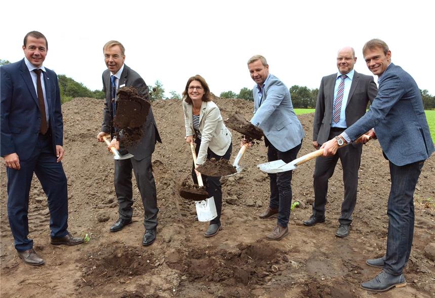 Spatenstich für vier neue Windräder Mit dem Spatenstich wurde die Baustelle für vier geplante Windräder am Lühlerheim am Montag offiziell eröffnet. V.l. Norbert Scholtholt (Volksbank), Friedrich-Wilhelm Häfemeier (Nispa), Petra Menting (Energiegenossenschaft), Bürgermeister Mike Rexforth, Theo Lemken (Lühlerheim) und Klaus Schulze Langenhorst (SL Naturenergie).