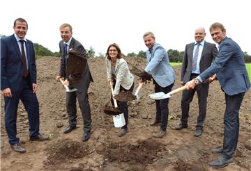 Mit dem Spatenstich wurde die Baustelle für vier geplante Windräder am Lühlerheim am Montag offiziell eröffnet. V.l. Norbert Scholtholt (Volksbank), Friedrich-Wilhelm Häfemeier (Nispa), Petra Menting (Energiegenossenschaft), Bürgermeister Mike Rexforth, Theo Lemken (Lühlerheim) und Klaus Schulze Langenhorst (SL Naturenergie).