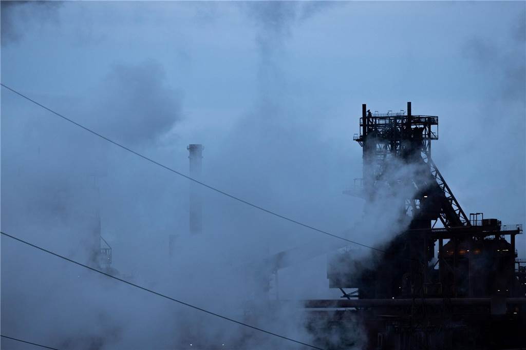 Thyssenkrupp-Stahl will Tausende Jobs streichen Mit dem Stellenabbau reagiert das mehrheitlich dem Industriekonzern Thyssenkrupp gehörende Unternehmen auf die Nachfrageschwäche am Stahlmarkt. (Archivbild)