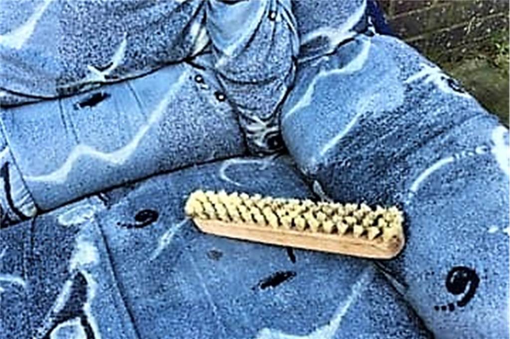 Grausame Tat: Jugendlicher (16) in Dortmund schlägt Igel tot Mit dem Stock dieses Schrubbers soll der Jugendliche den Igel ebenfalls malträtiert haben.