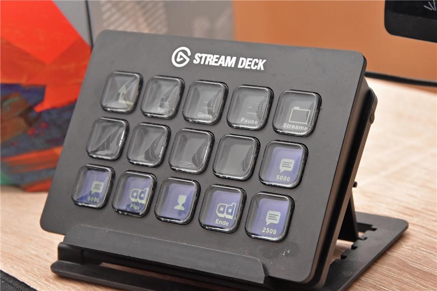 Diese sonderbaren Begriffe benutzen Spieler im eSport Mit dem Streamdeck kann ein Streamer während des Streams verschiedene Dinge steuern. Beispielsweise kann so mit einem Tastendruck auch eine Pause eingelegt werden, in dieser Zeit ist ihr Mikrofon ausgeschaltet.