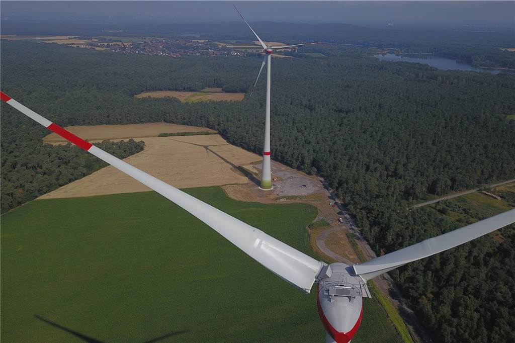 Jana Papurcu will den Klimaschutz der Stadt nach vorn bringen Windräder aus der Vogelperspektive