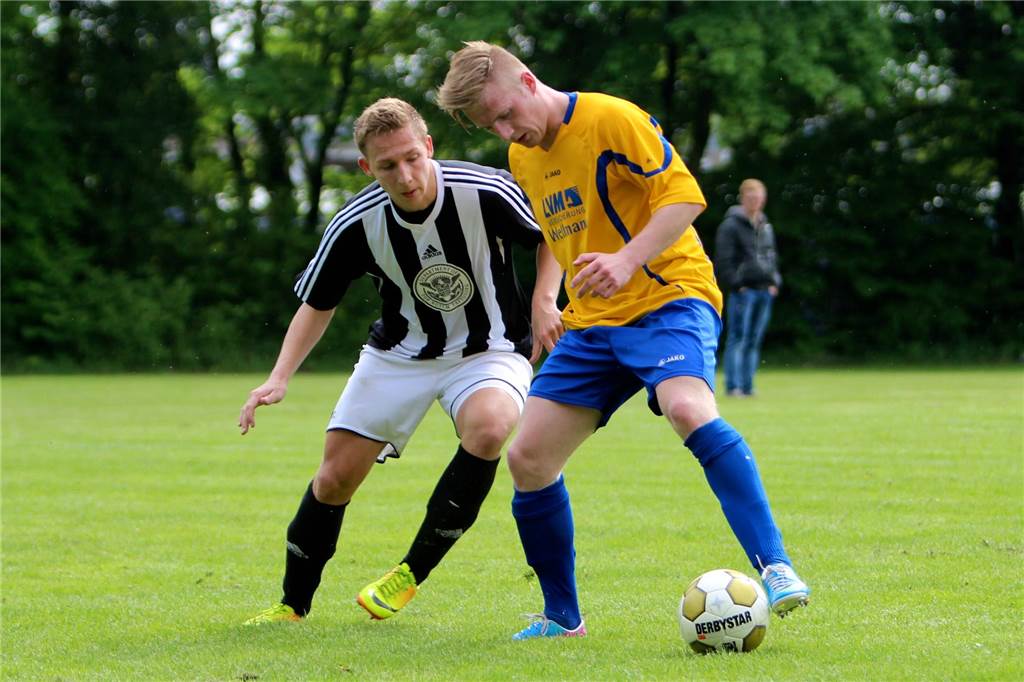 Daniel von der Ley vom FC Nordkirchen spielt wieder Westfalenliga Daniel von der Ley schirmt im Trikot des SV Herbern einen Ball vor dem Gegenspieler ab.