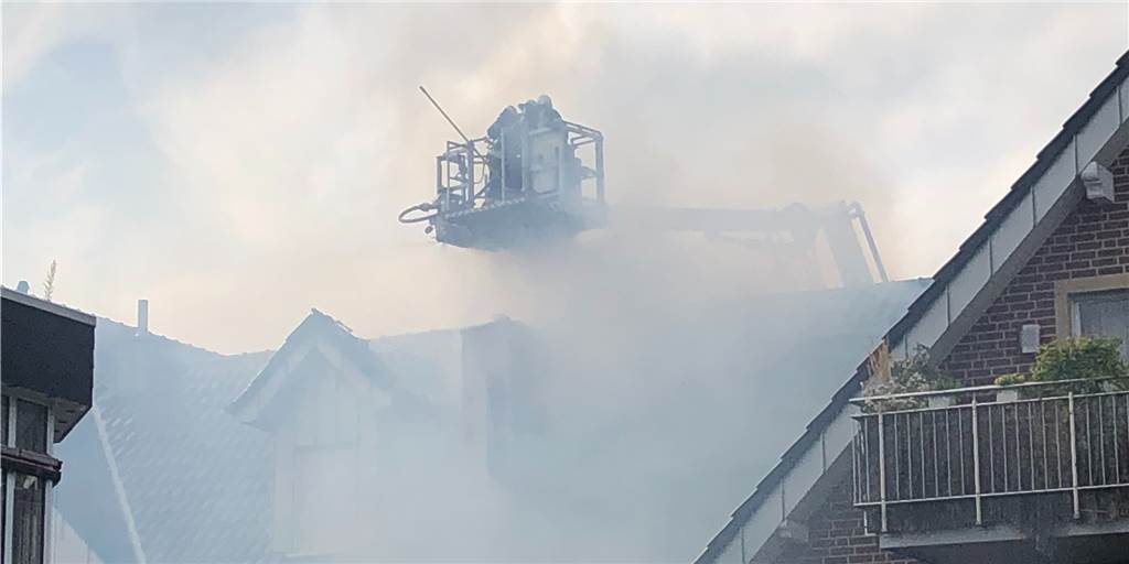 Video und viele Fotos: Dachstuhlbrand am Stadtlohner Südring Mit dem Teleskopmast verschafften sich die Feuerwehrkräfte Zugang zum Brandort. Eine Dachgeschosswohnung und später auch das Dach brannten.