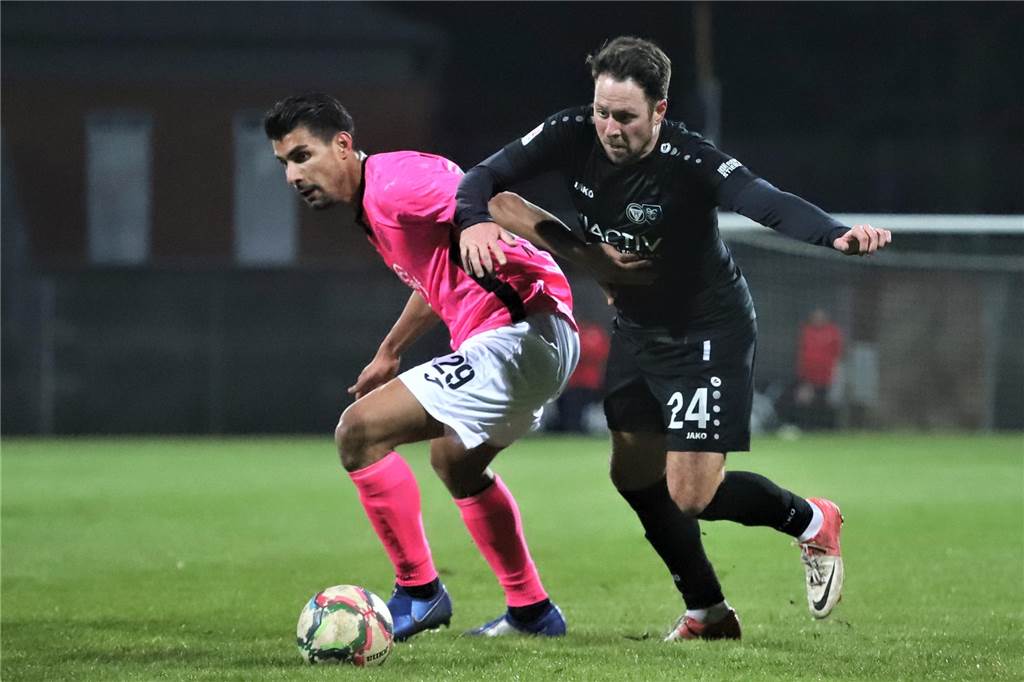 Familie vor Fußball: Peter Elbers hört als Co-Trainer auf Peter Elbers in einem Zweikampf