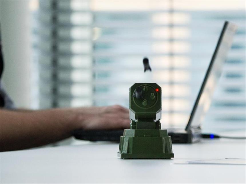 Raketenwerfer und Stromkanister: Gadgets für den USB-Port Mit dem USB-Raketenwerfer «Thunder» von Dream Cheeky kann man Kollegen aus bis zu acht Metern Entfernung mit weichen Schaumstoffraketen beschießen. Foto: Franziska Gabbert