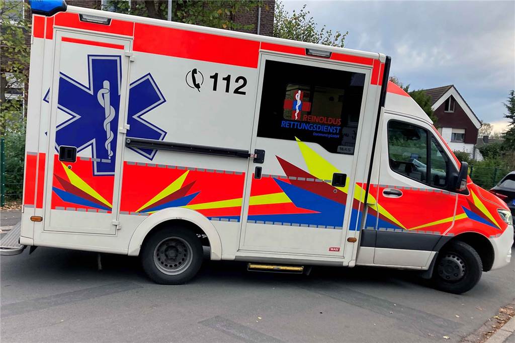 Geisecker SV gegen VfR Sölde: Rettungswagen, drei Rote Karten und ein verschossener Elfer Mit dem verletzten Sölder Spieler Kenan Kapusuz verließ der Rettungswagen den Geisecker Buschkampweg.
