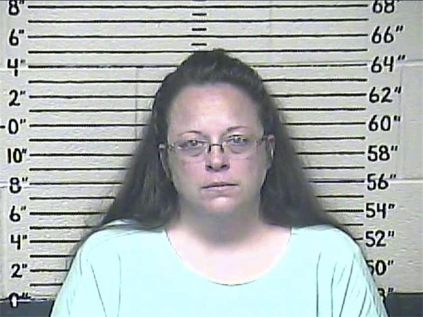 Streit um Homo-Ehe: US-Standesbeamtin sitzt in Beugehaft Mit dem Verweis auf ihren christlichen Glauben hatte Davis mehrfach einem schwulen Paar die Ausstellung von Ehe-Dokumenten verweigert. Foto: Carter County Detention Center